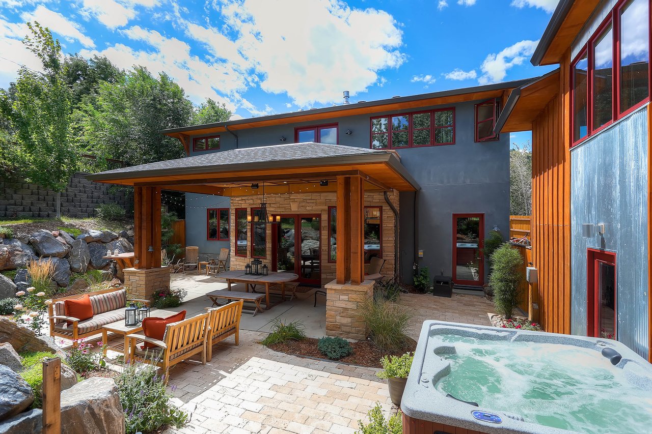 1052 Rosehill Dr
