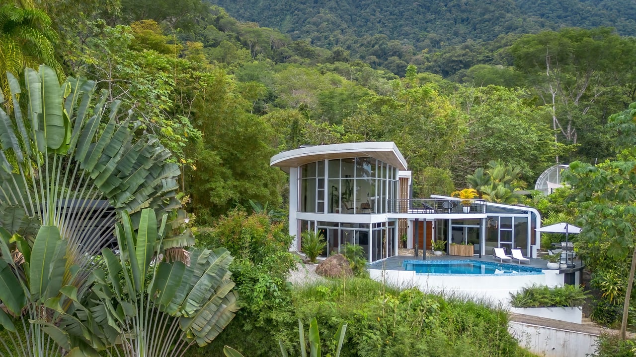 THE GLASS HOUSE. SUSTAINABILITY, LUXURY & NATURE