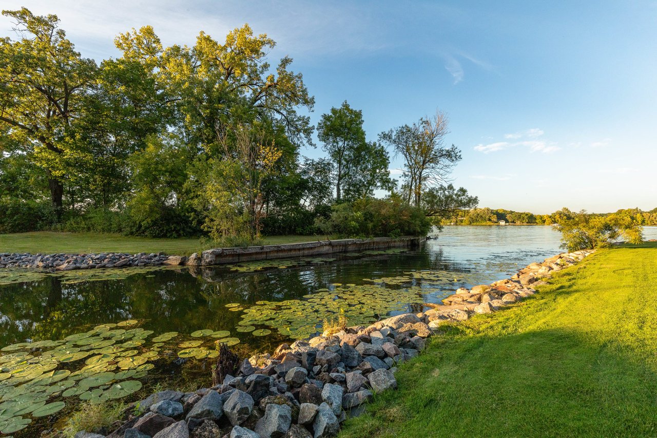 Lakeshore Estate Jewel on Robinson's Bay