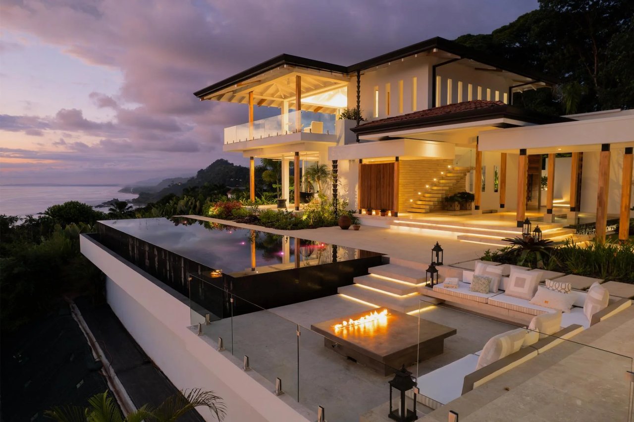 Contemporary Coastal Infinity Villa, Dominical, Puntarenas