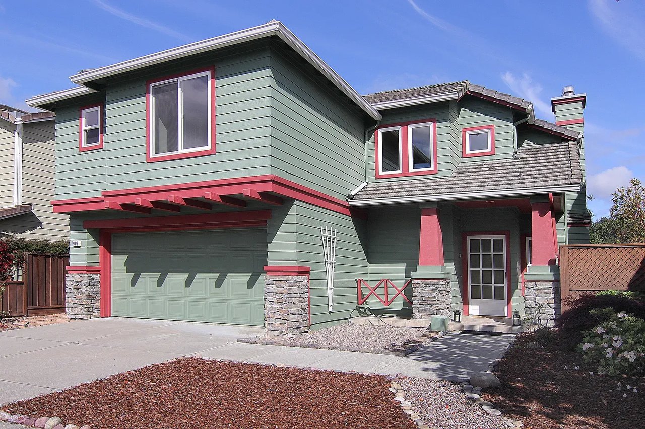 905 Coast Range Dr
