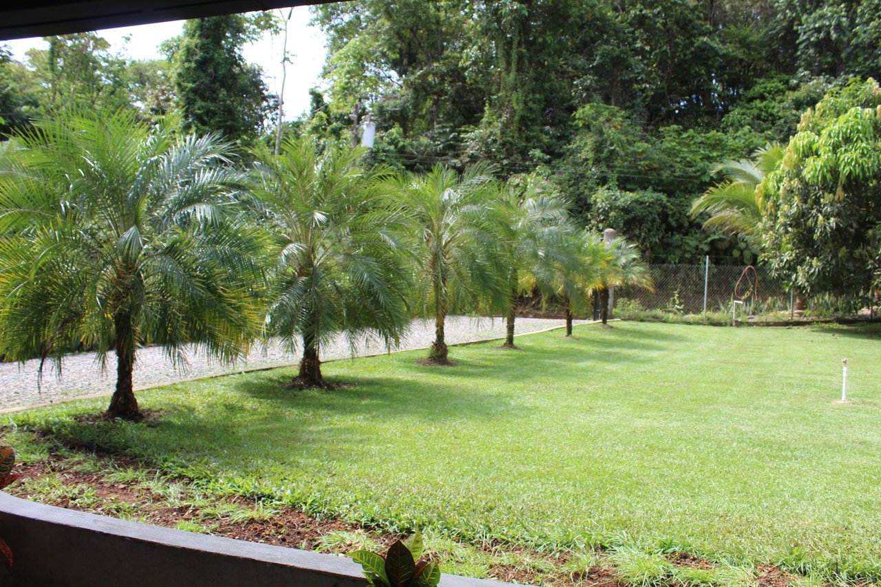 Spacious 2 Bedroom Minutes to the Beach