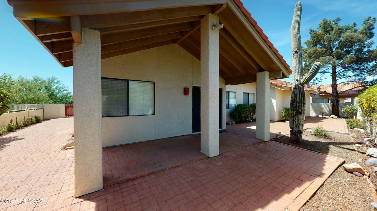 5566 N Waterfield Dr