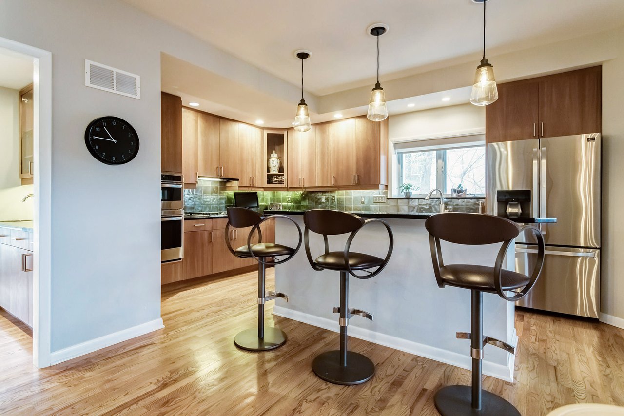 Sophisticated & Stylish in Charming Ladue