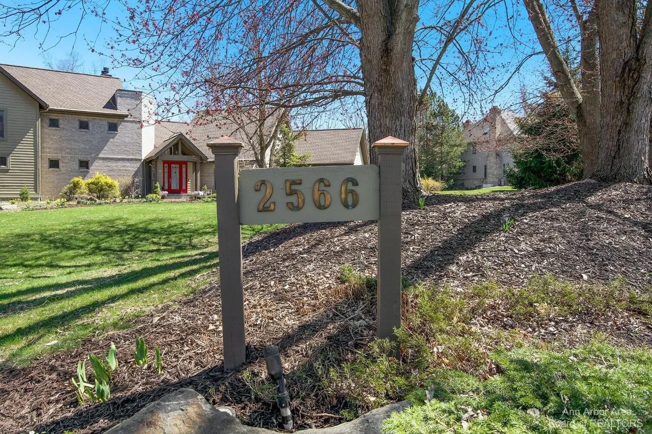 2566 Thornapple Drive, Ann Arbor, MI 48103
