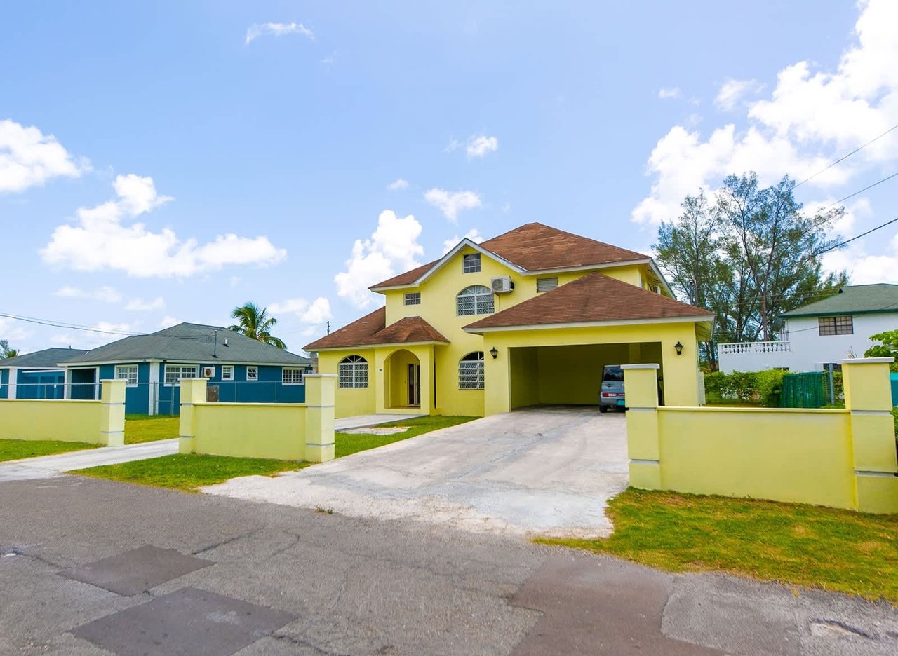 Spacious Family Home in Eastern New Providence 