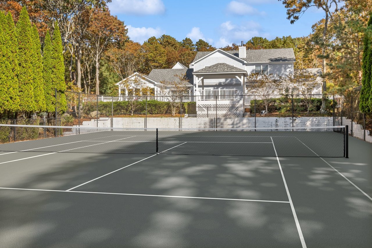 EAST HAMPTON RETREAT WITH POOL & TENNIS