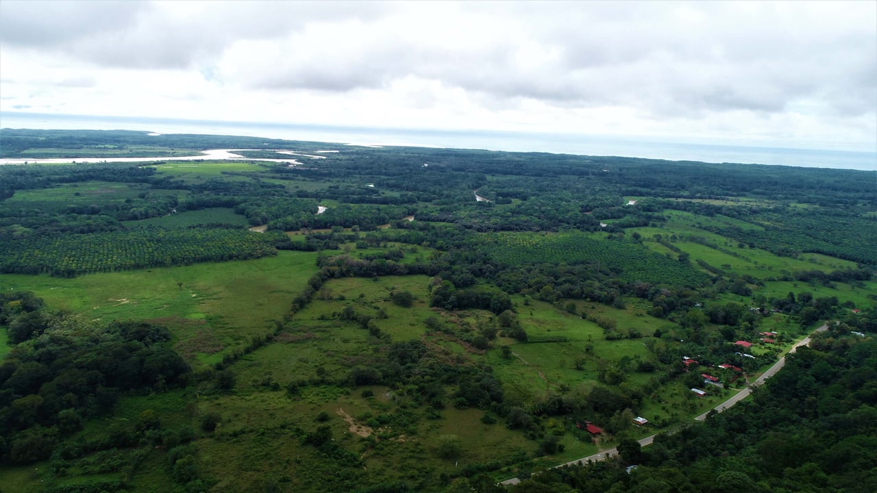 9 acres property with 360 panoramic views and 80m highway frontage