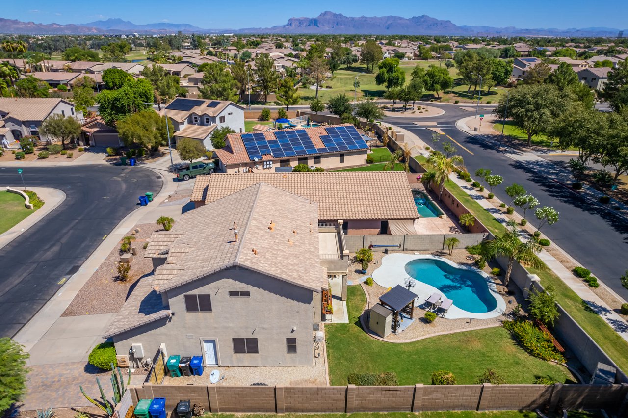 Private lot, with no neighbors behind!