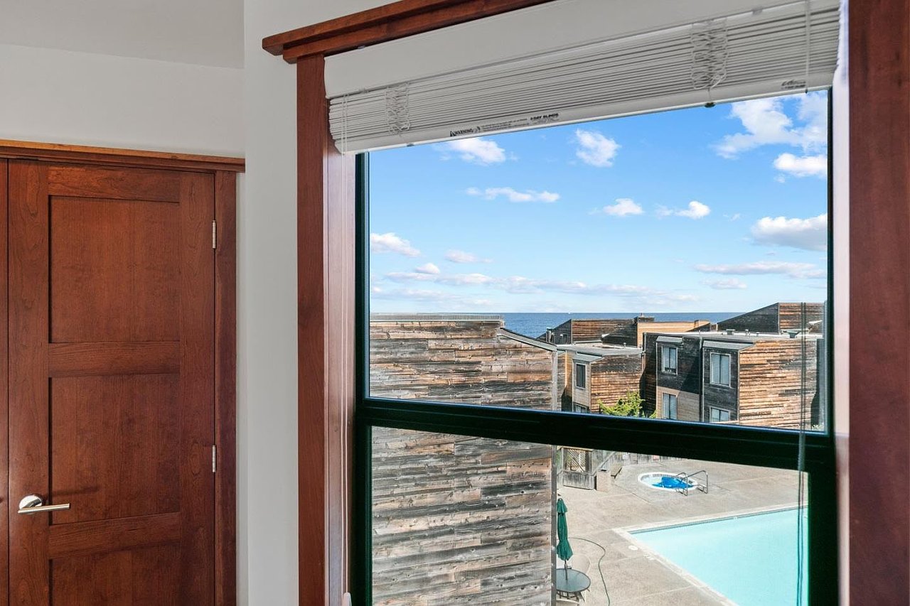 1 Surf Way APT 211