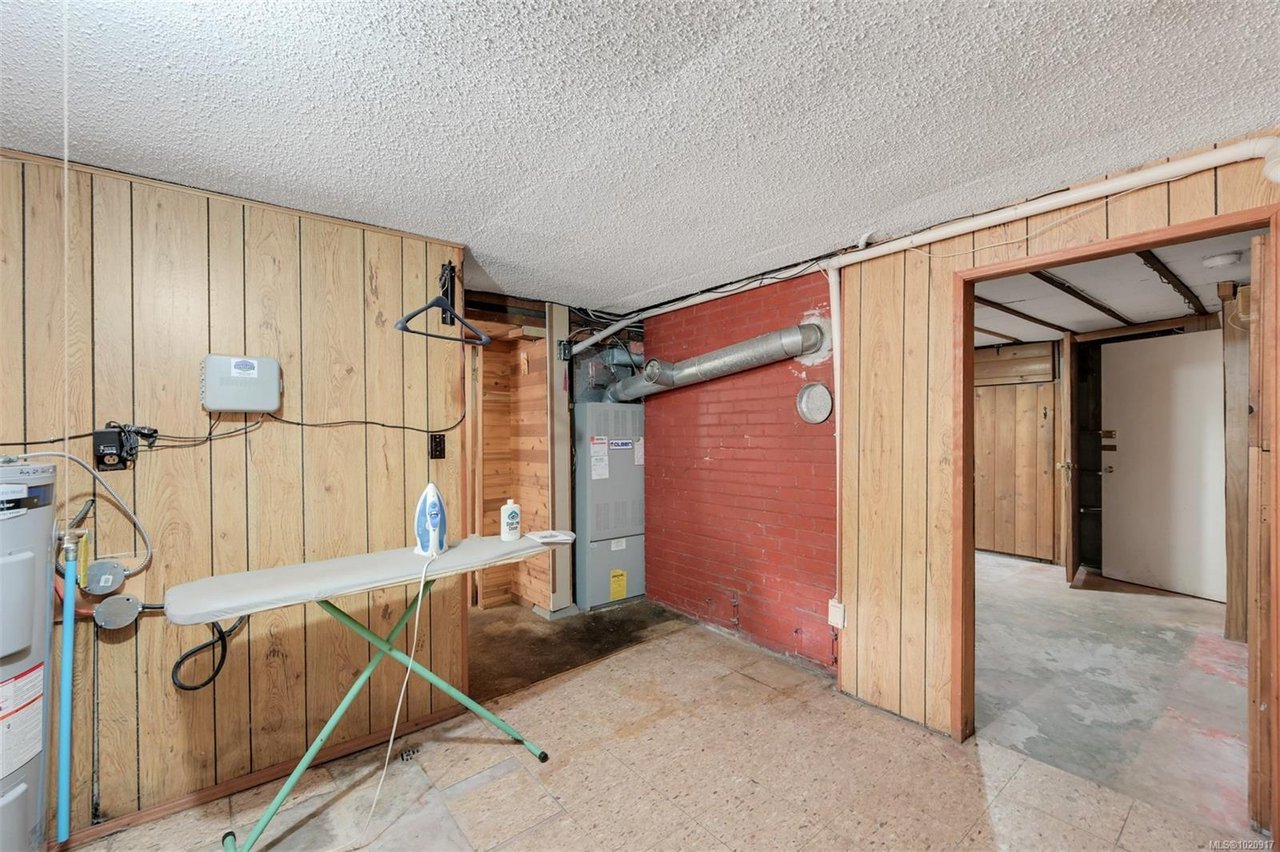 2587 MacDonald Dr