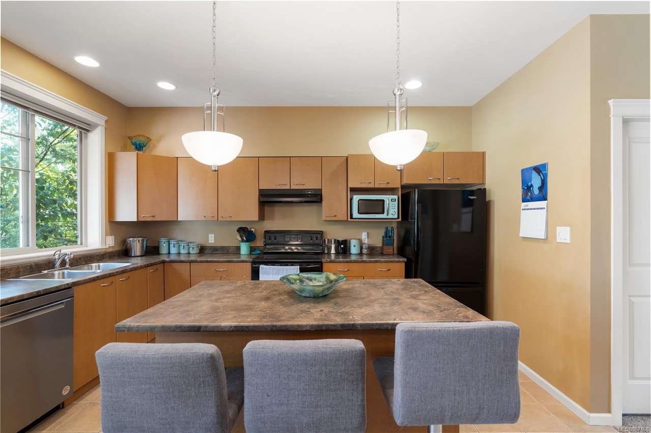 102-2920 Phipps Rd, Langford