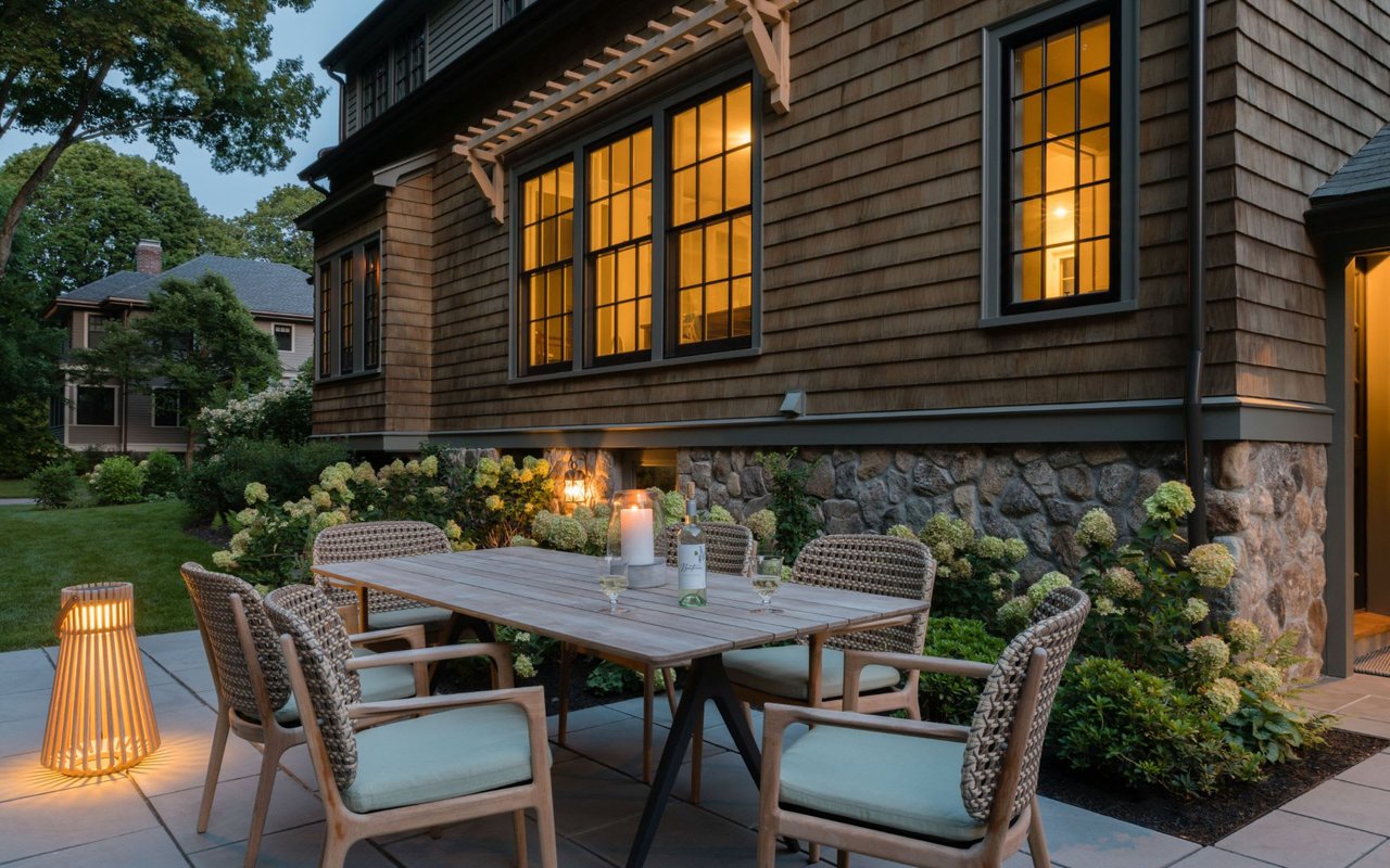 Stylish Side Yard Dining Area With a Grilling Station