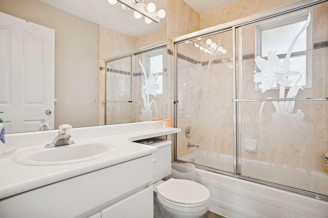 2085 Qualicum Dr