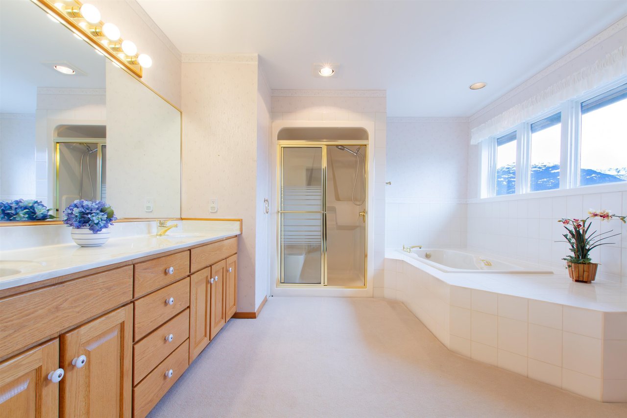 1021 Glacier View Dr