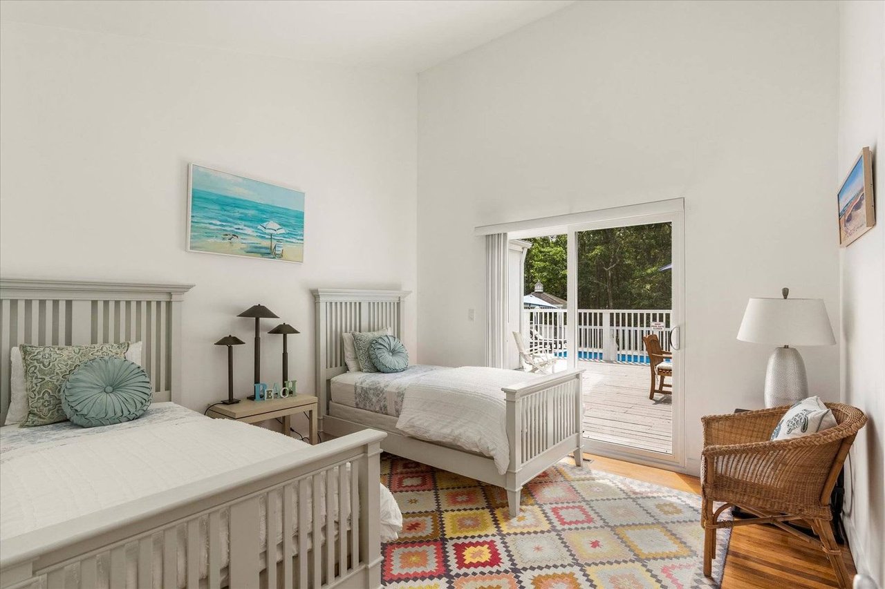 LIGHT AND BRIGHT, COMFY AND CLEAN. EAST HAMPTON SUMMER RENTAL