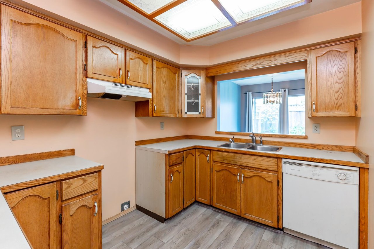 10-32165 7th Ave