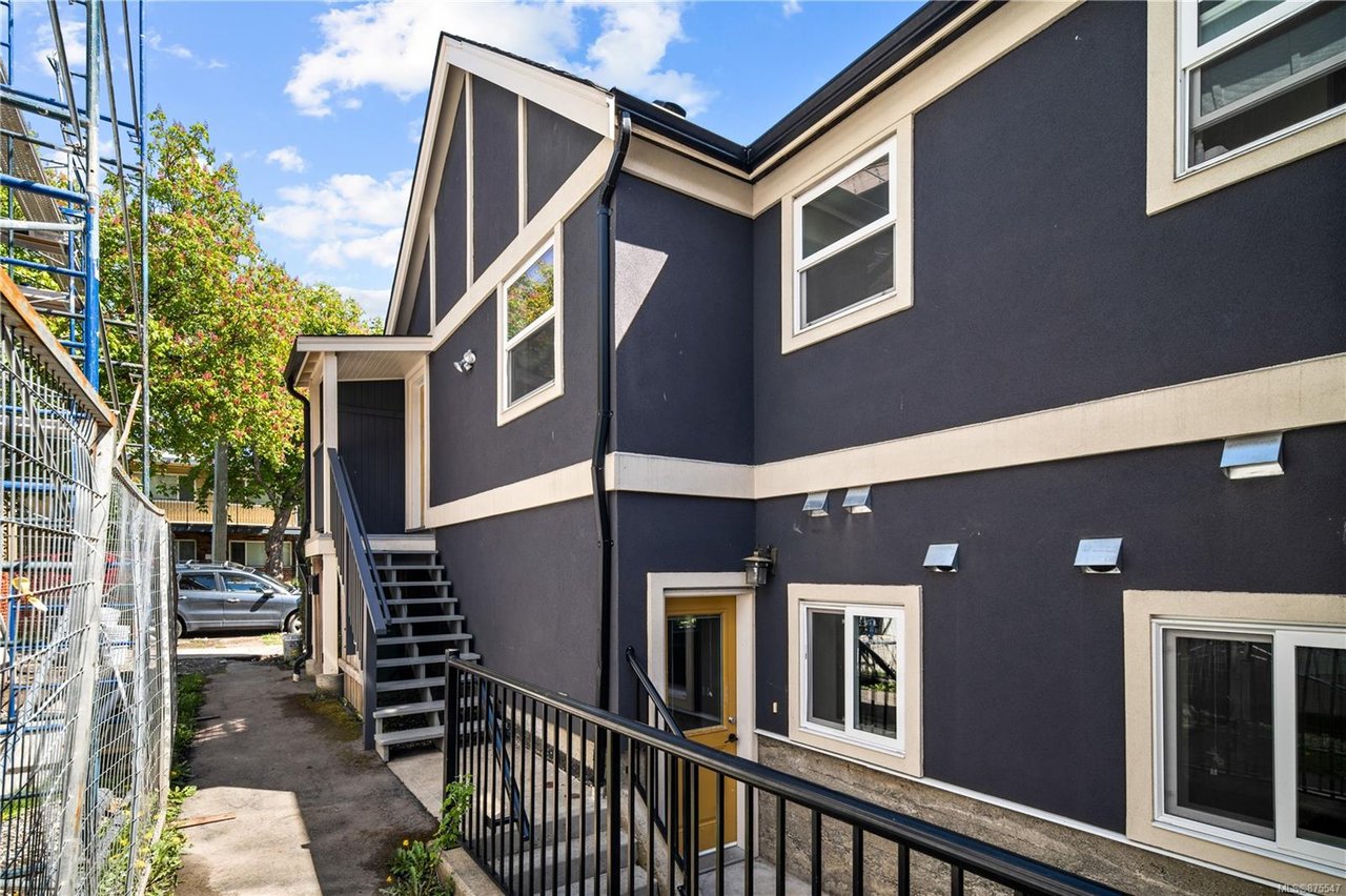 1054 Hillside Ave