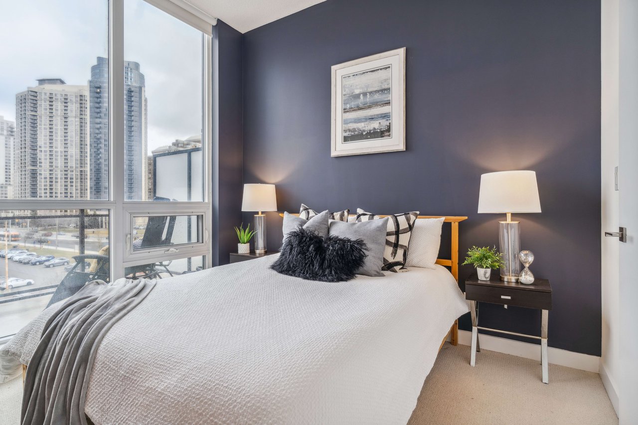 Bright & Spacious Condo In The Heart Of Downtown Mississauga