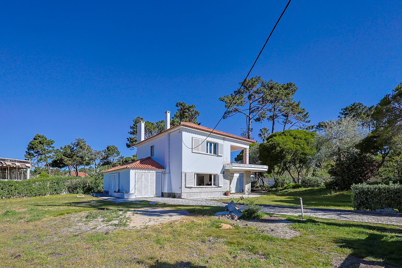 Spacious 5-Bedroom Villa with Expansive Garden Near Sintra in Colares