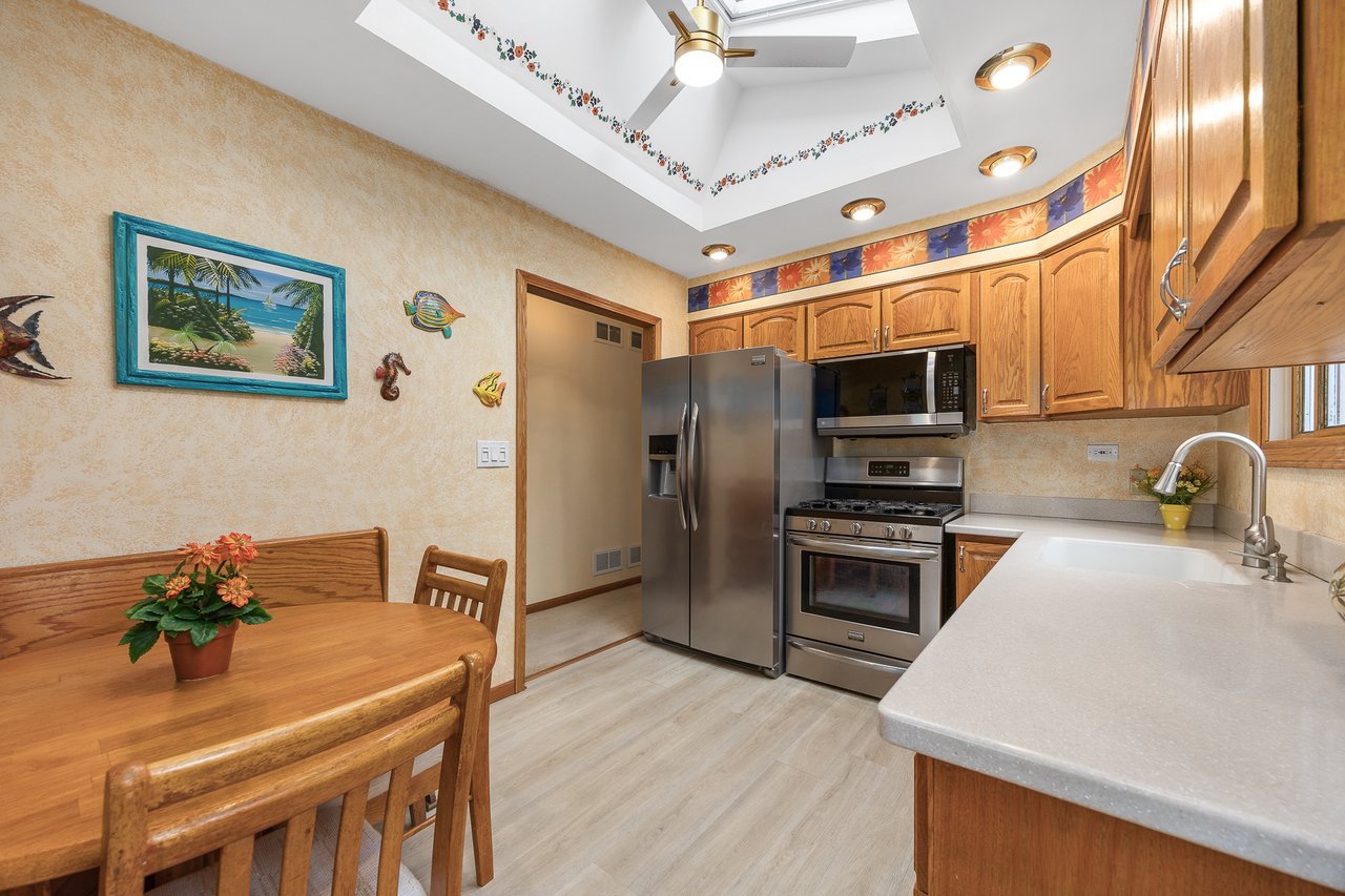 8000 Oakview Lane, Woodridge