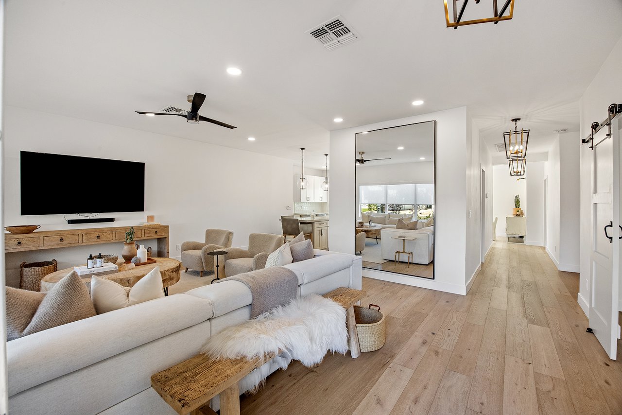 4119 E INDIANOLA Avenue