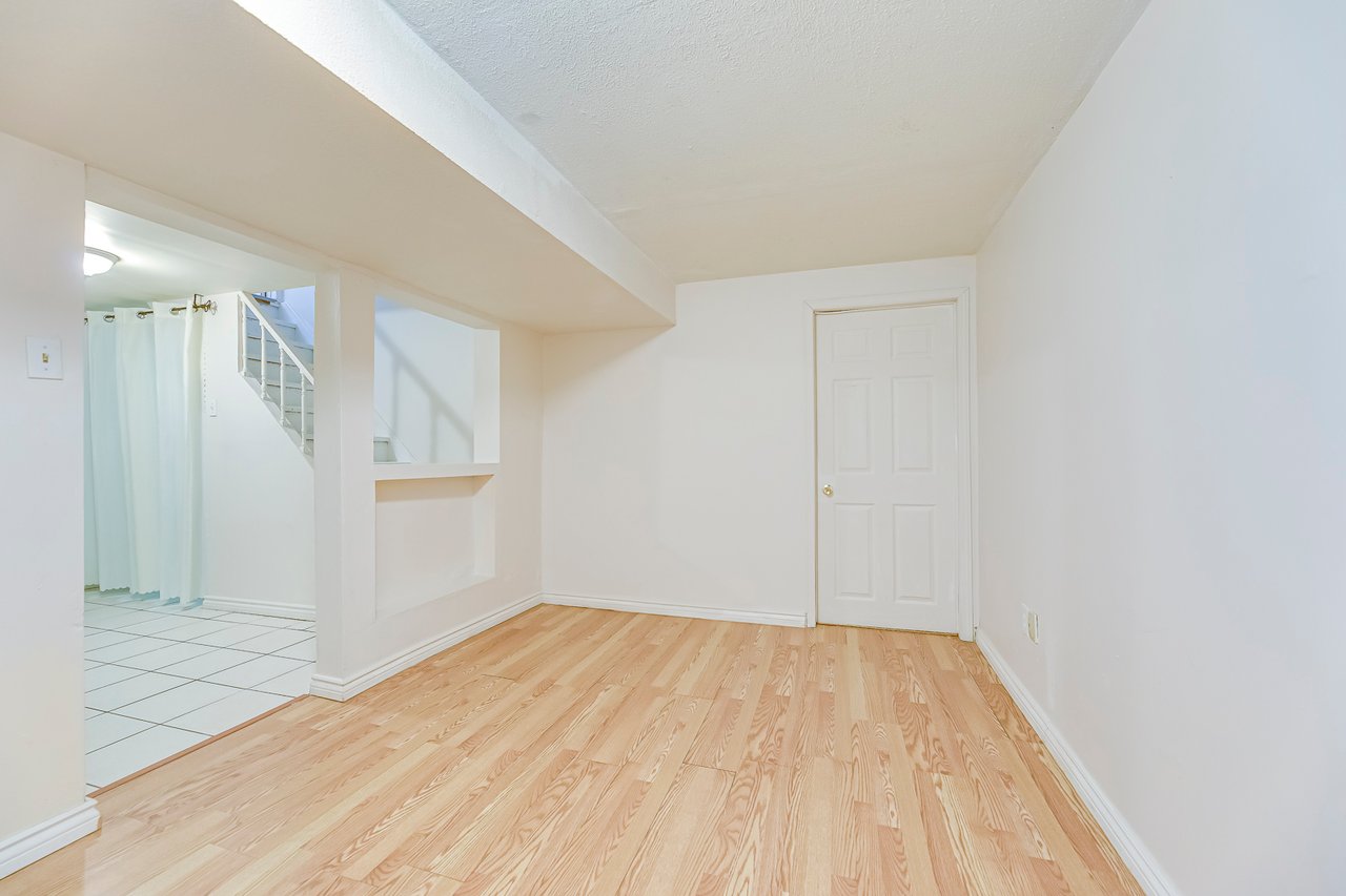 3042 Patrick Cres
