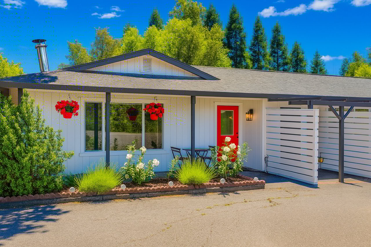 725 Lytton Station