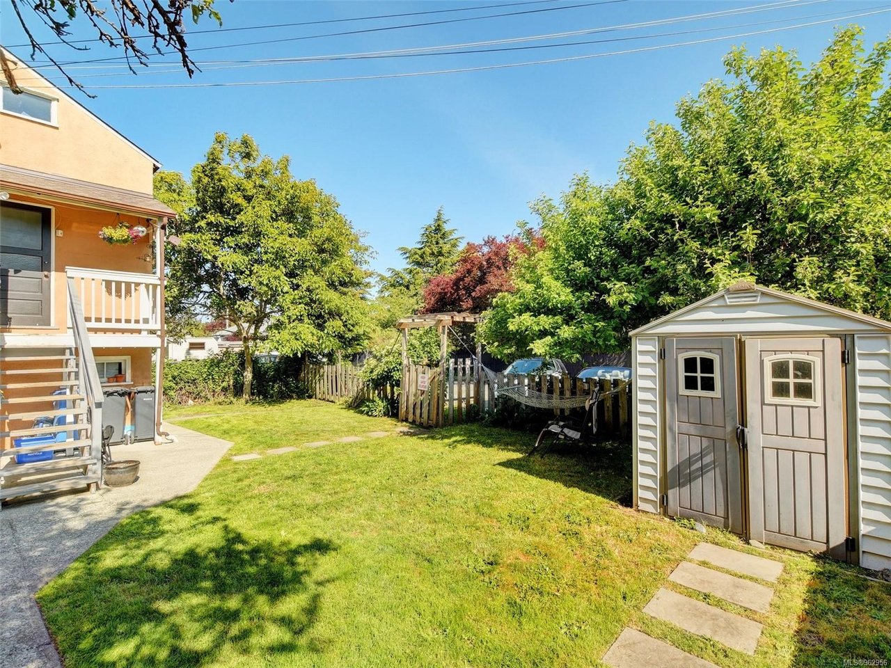 2090 Cadboro Bay Rd