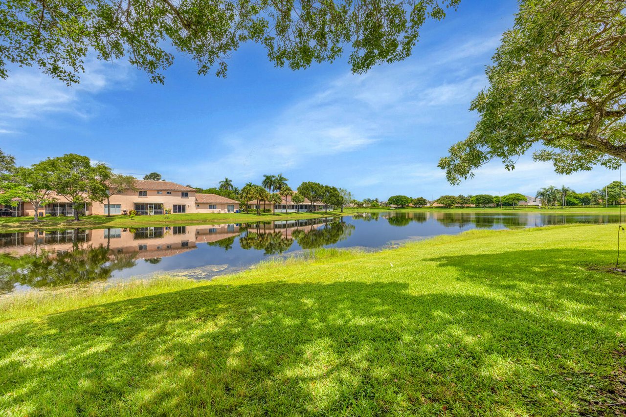 Lakefront Townhouse in Pembroke Pines