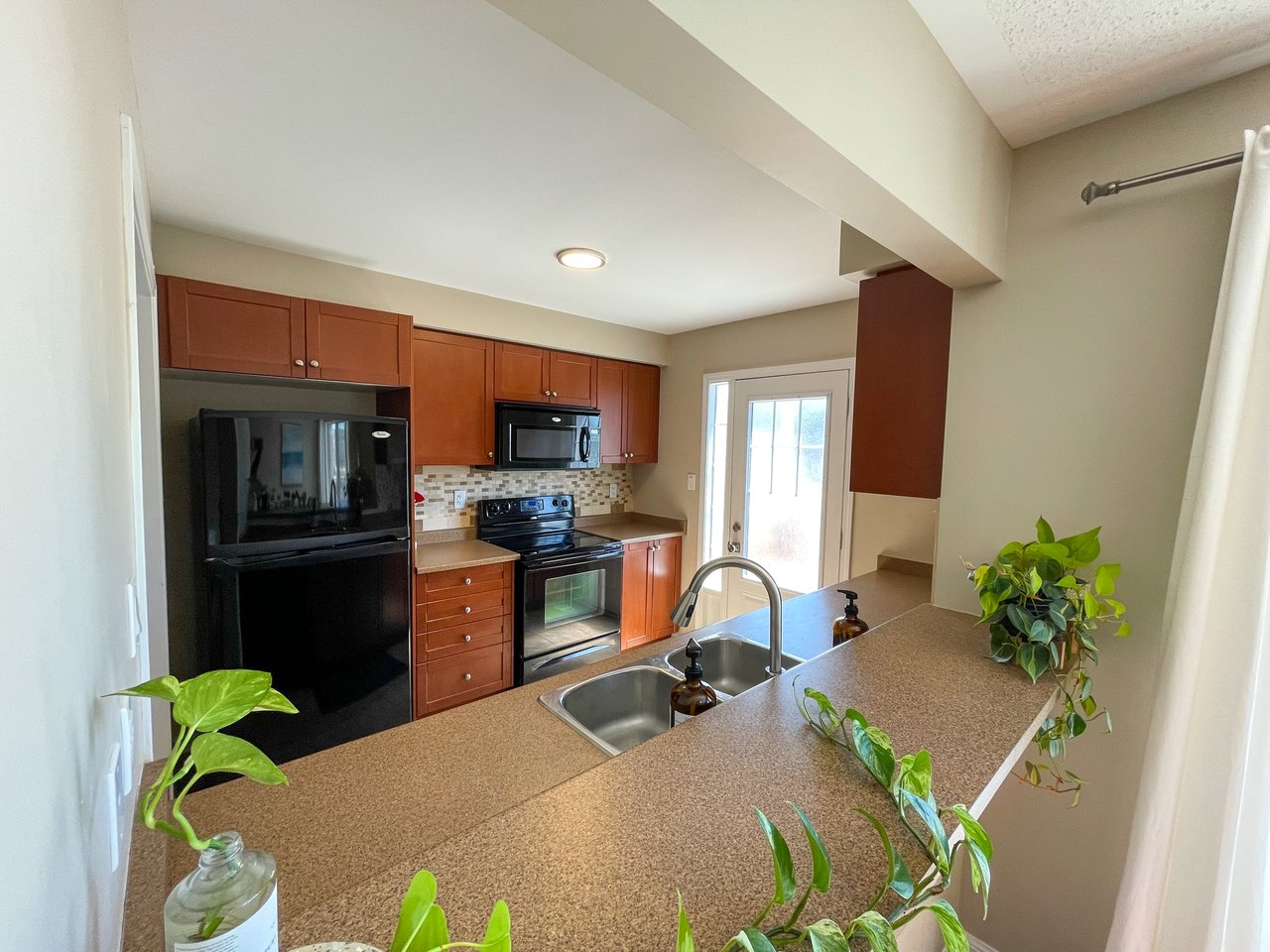 877 Willingdon Cres