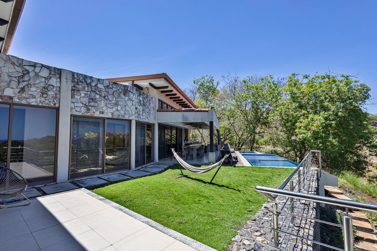 Gorgeous 5 Bedroom Home With Beach Club and Upscale Amenities