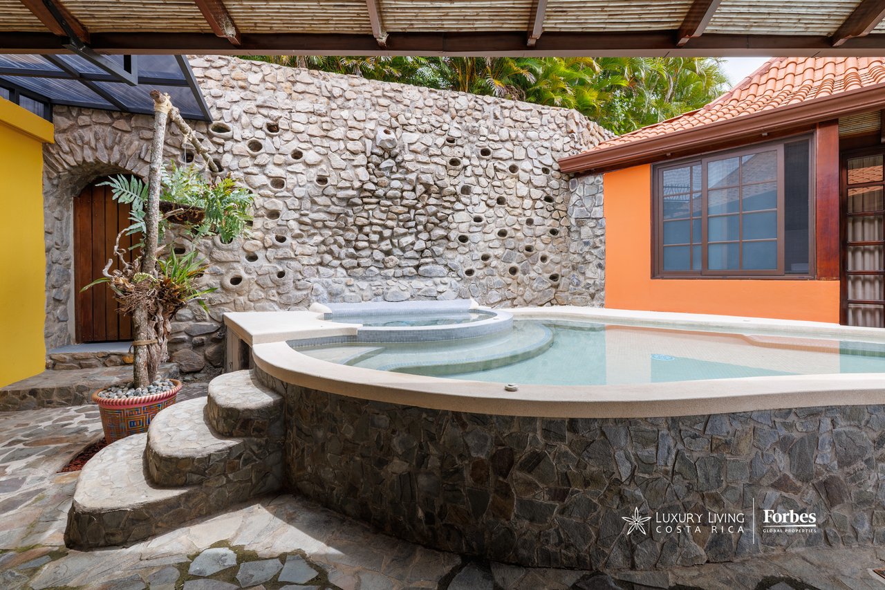 21476 - House: Balinese-Inspired Luxury Home for Sale in Atenas