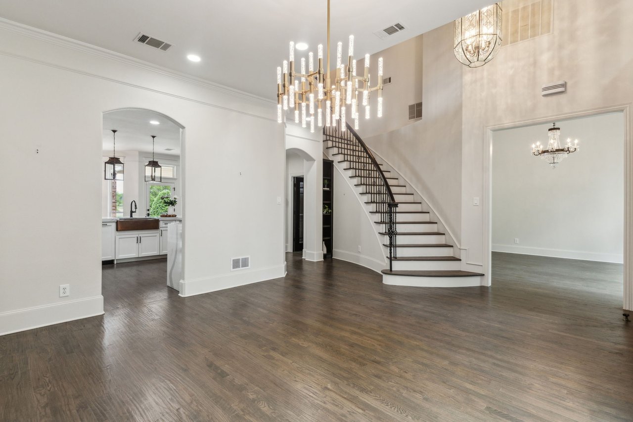 Pretty Home on Firewheel Golf Course in Garland Closes