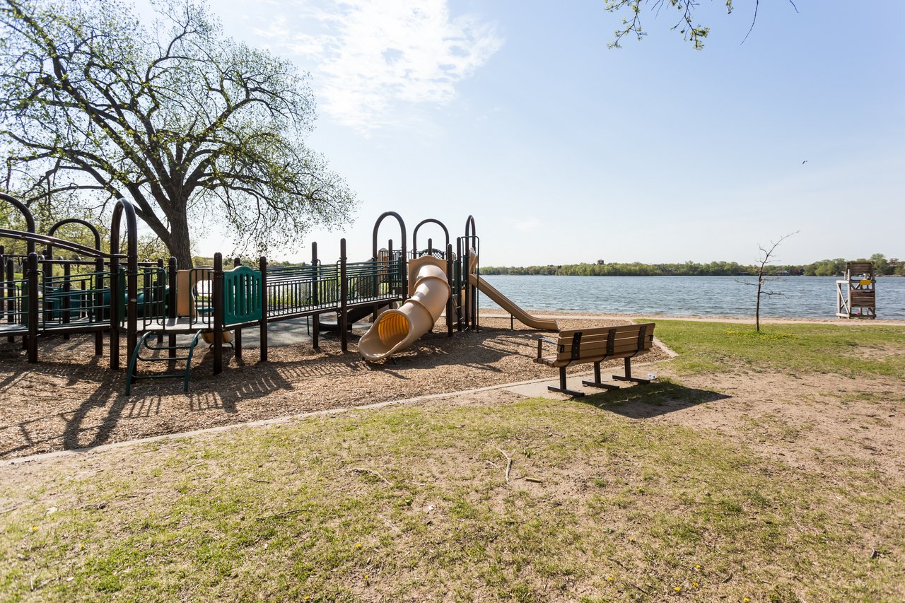 Beautiful Custom Home on Lake Johanna