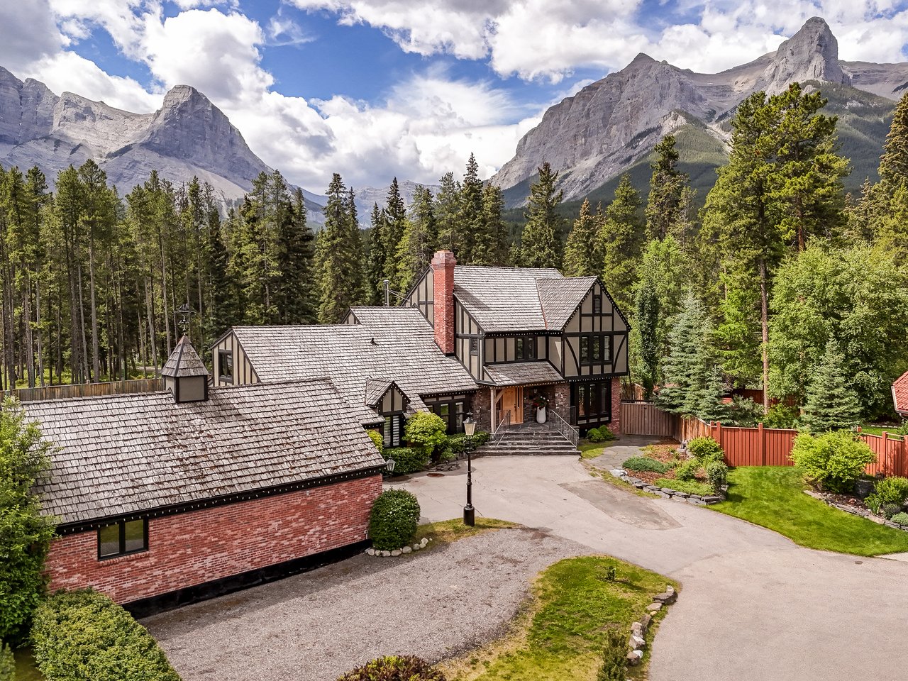 Private Mountain Retreat on Nearly Half an Acre