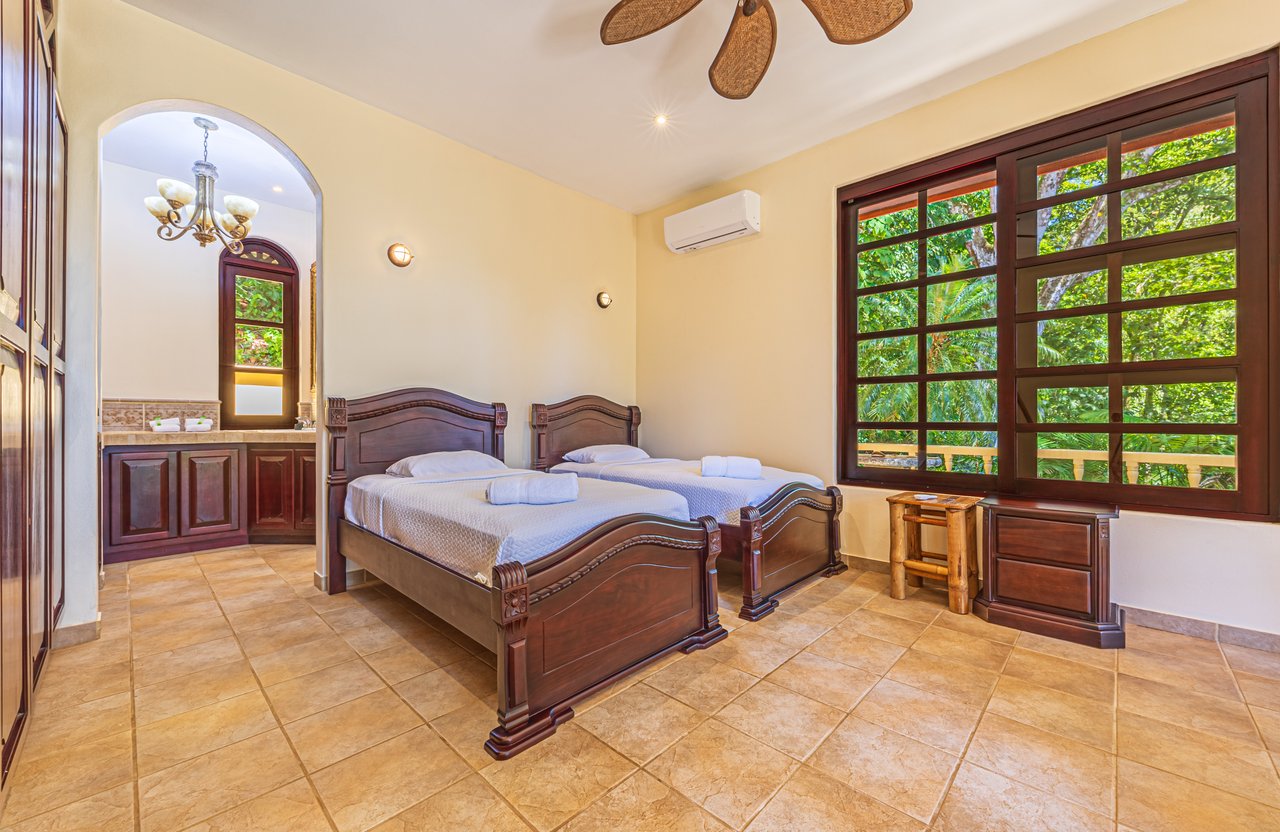 Nido Escondido, Playa Dominical