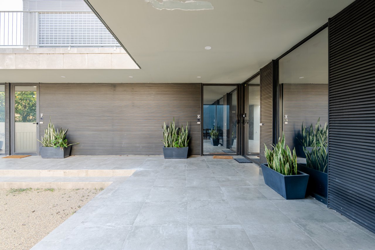 Modern 2-Bedroom Apartment with Expansive Private Terrace & Sort-term Rental (AL) License in Central Porto