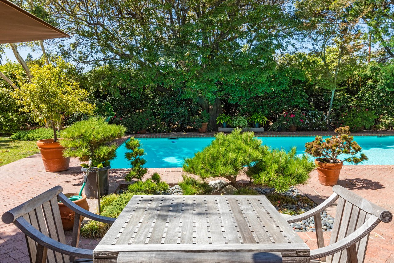 Beguiling Colonial In Brentwood Park