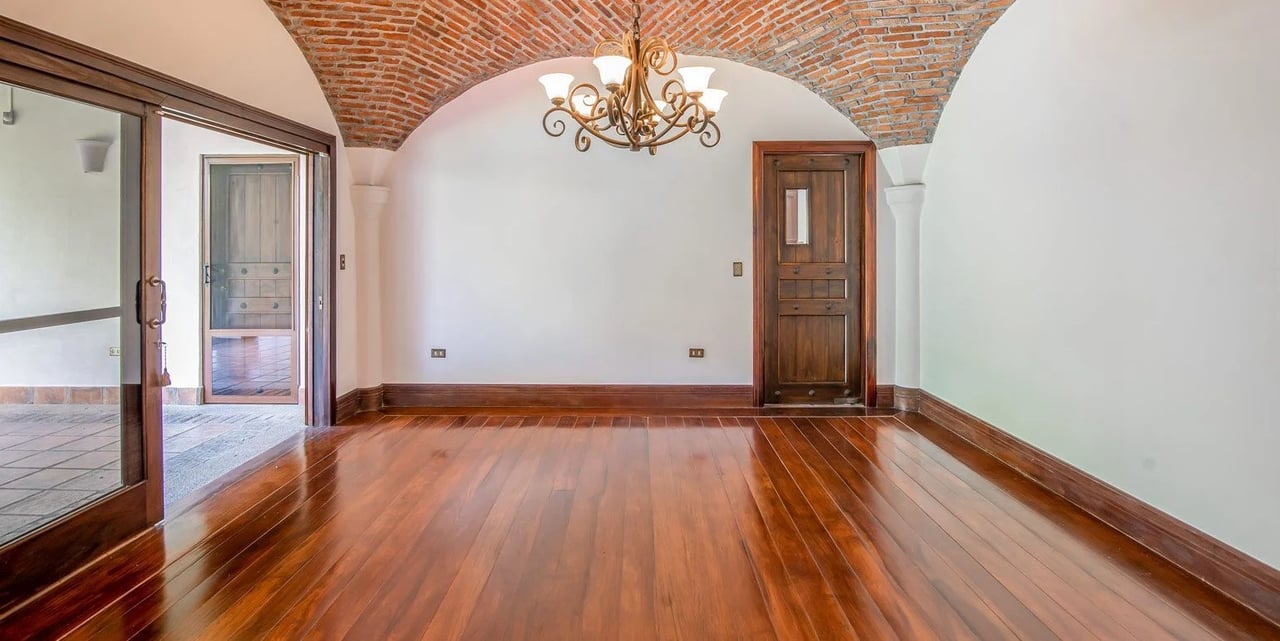 Spanish Colonial Golf Villa, Santa Ana, San Jose