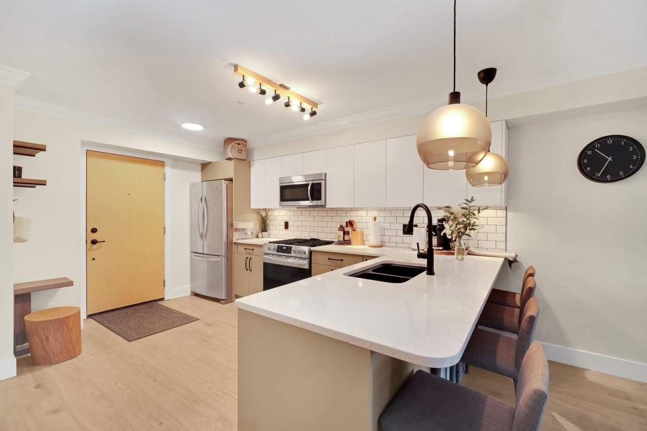 303-857 W 15th St