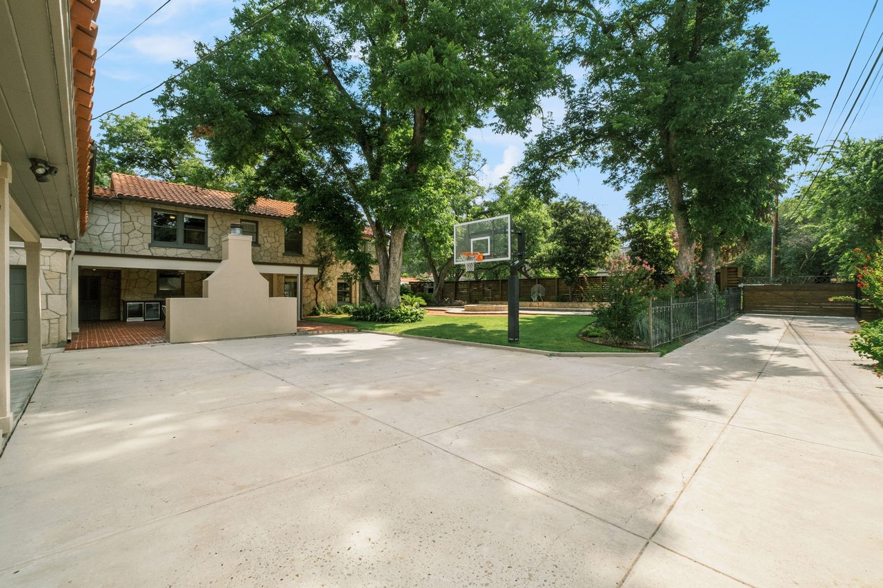 Luxury Property in Olmos Park