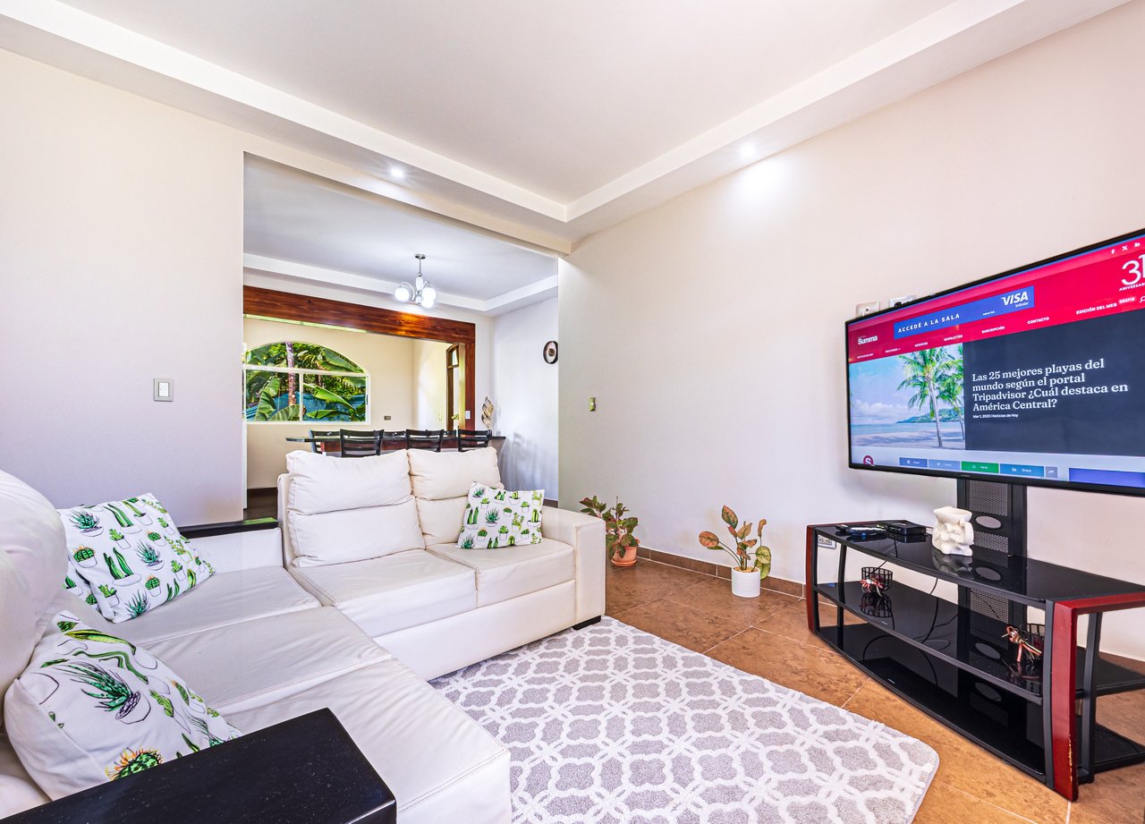 Exceptional 5-Bedroom Residence on Los Laureles Street – Prime Location & Versatile Layout
