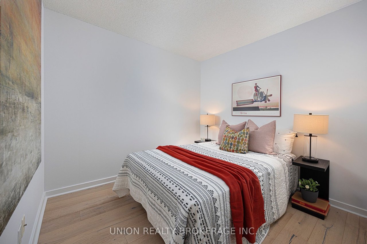 208 Queens Quay W, Ste 811