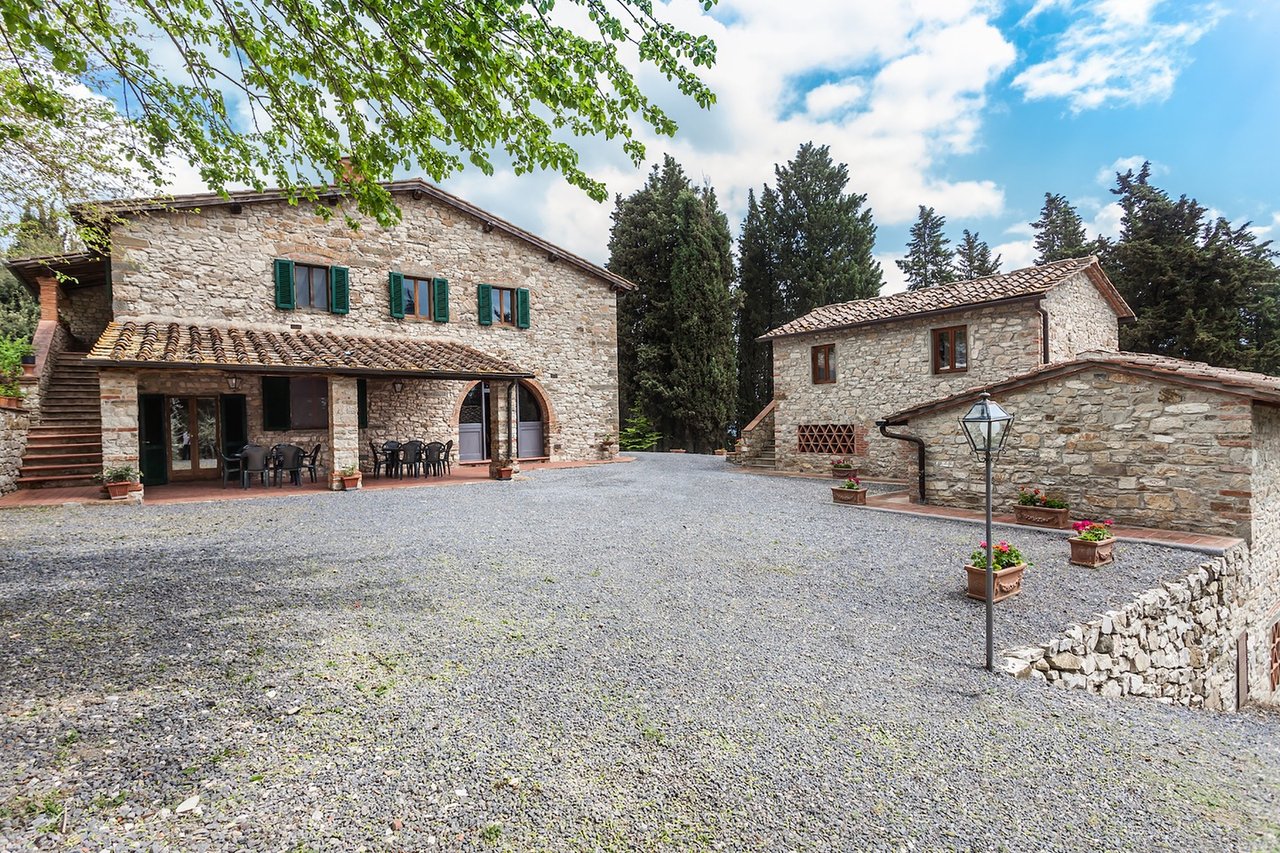 High End Country Villa With Apartments