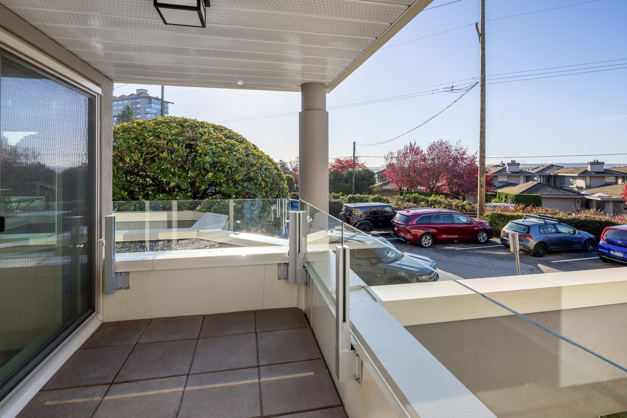 208-2433 Bellevue Ave