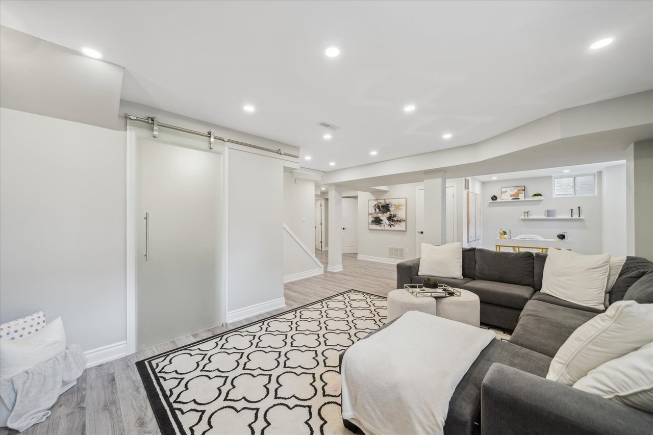 32 Maplebank Cres