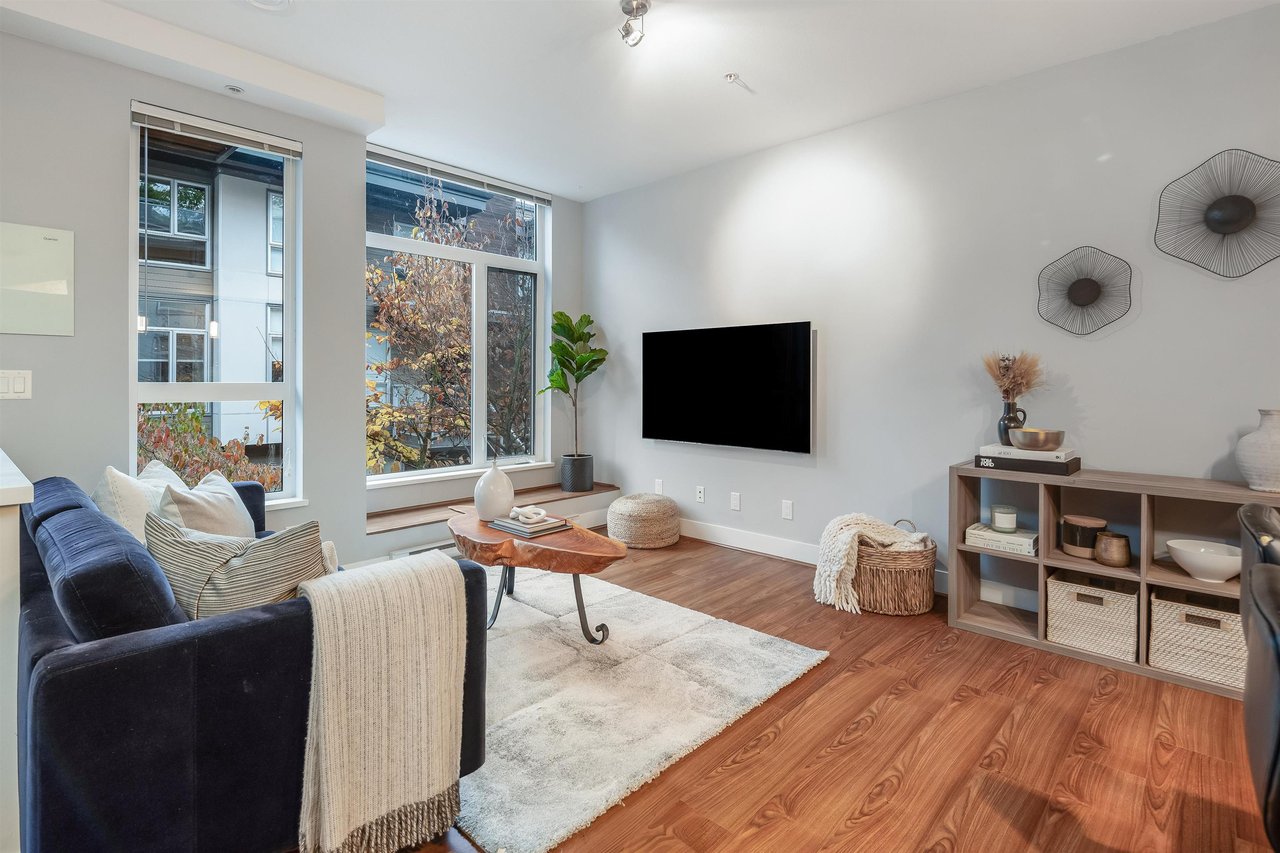 208-735 W 15th St