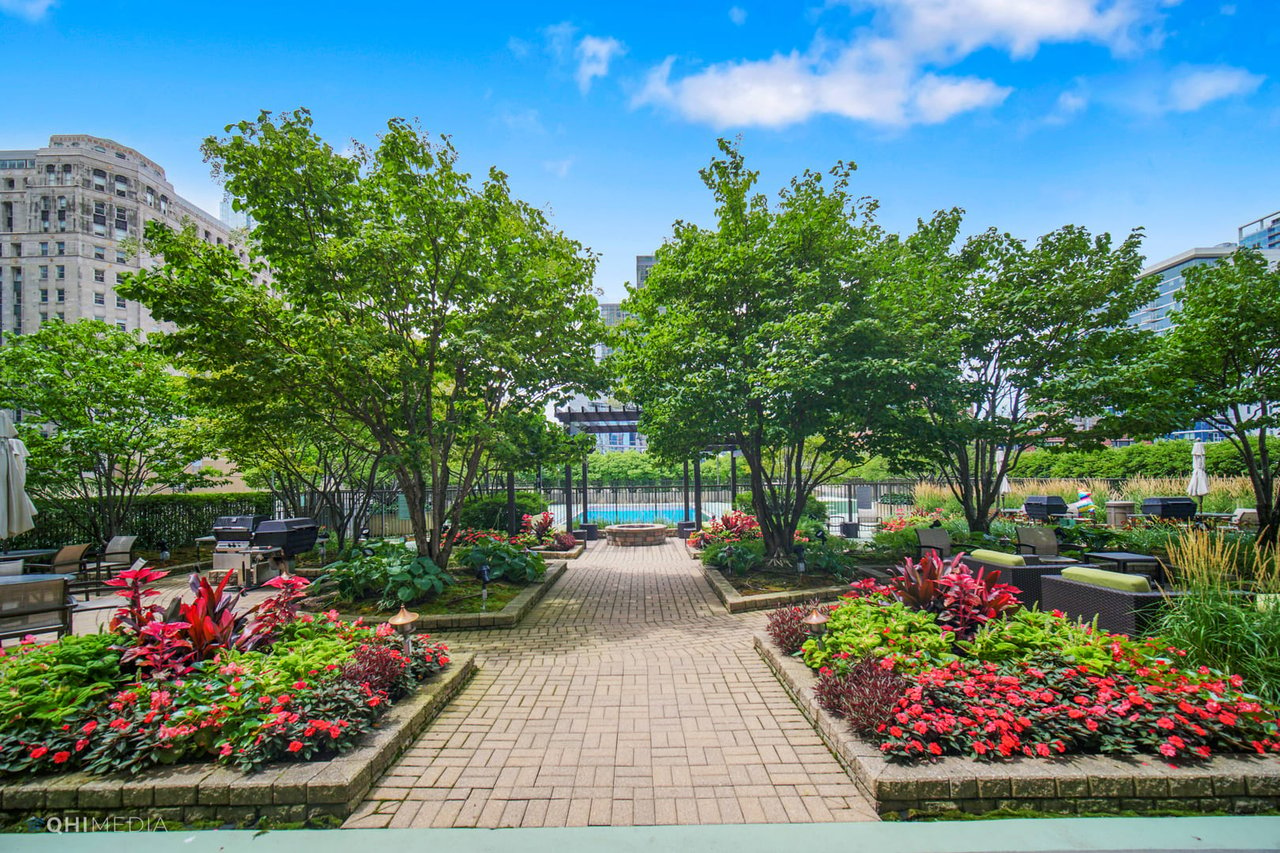 Picture-of-400-N-LaSalle-amenities-pool-entrance-River North