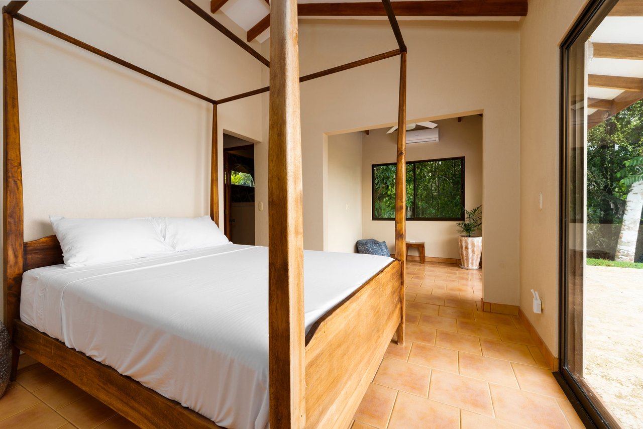 OCEAN AND MOUNTAIN VIEW 3 BEDROOM HOME WITH POOL IN LAGUNAS